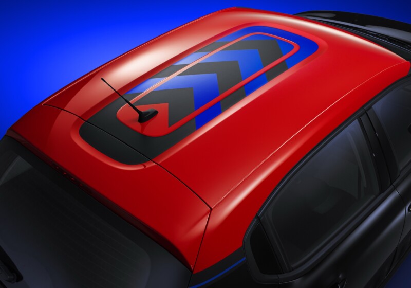 Red roof and blue chevron graphic of the Citroën C3 JCC+