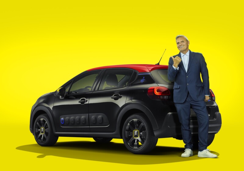 Jean-Charles de Castelbajac beside the Citroën C3 JCC+ on a yellow background